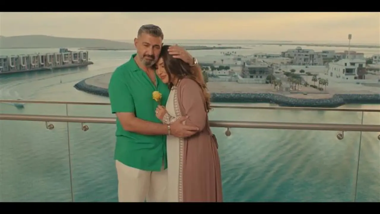 مشاهد عاطفية تجمع ياسر جلال مع آيتن عامر بمسلسل كلهم بيحبوا مودي في الحلقة 8